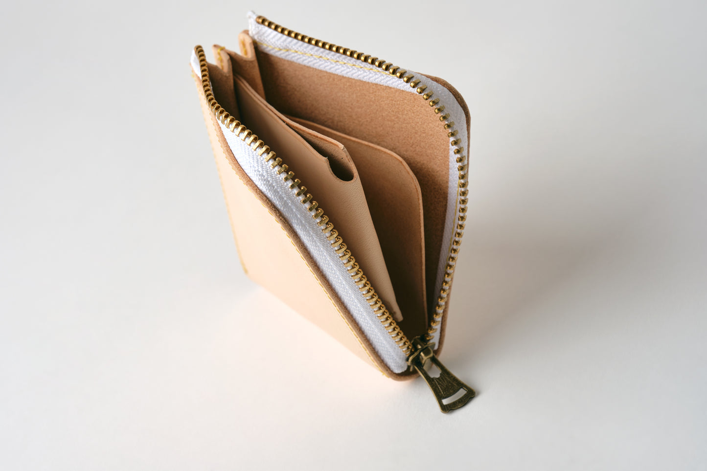 L-shaped zipper wallet